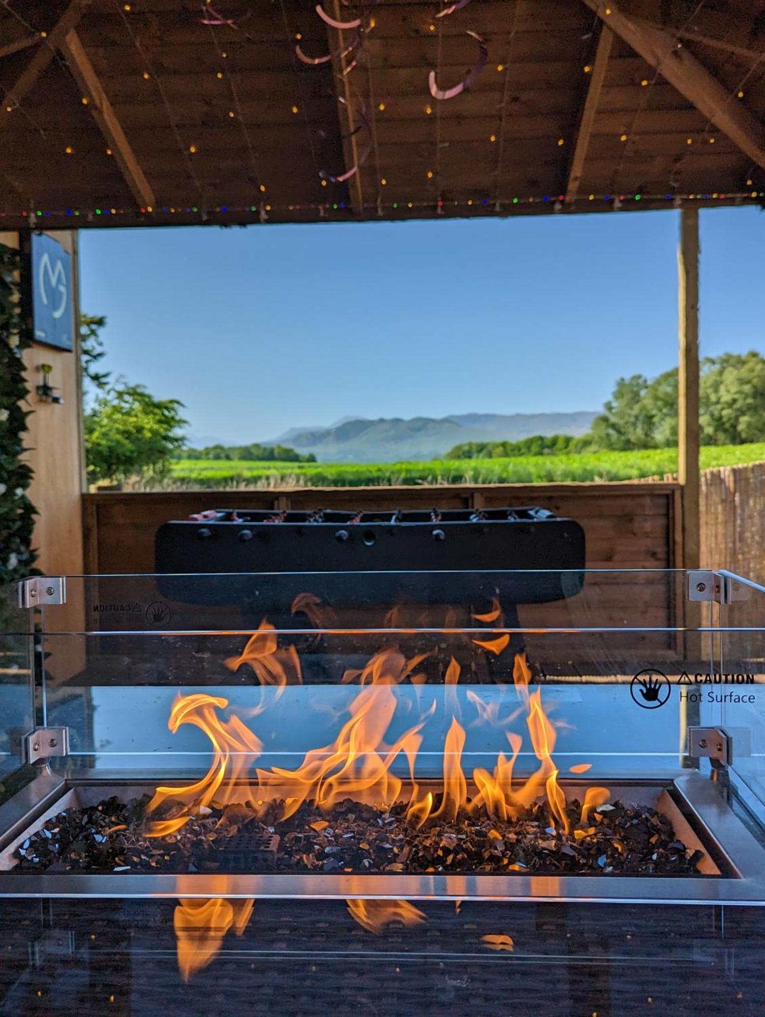 Finn Village "Mountain View Cottage" Private Garden, 9-Seater Hot Tub, Firepit & Pizza Stove Drymen Luaran gambar